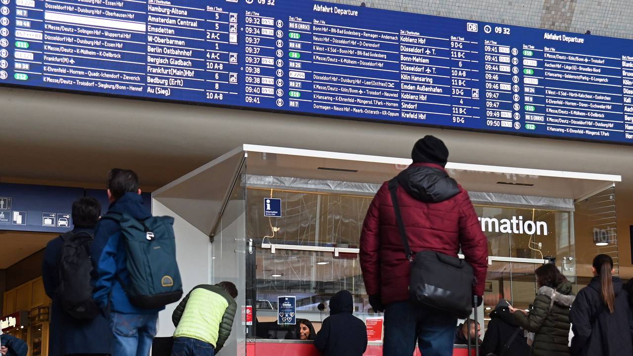 Ein Mann steht im Hauptbahnhof vor der Anzeigentafel mit den An- und Abfahrten.