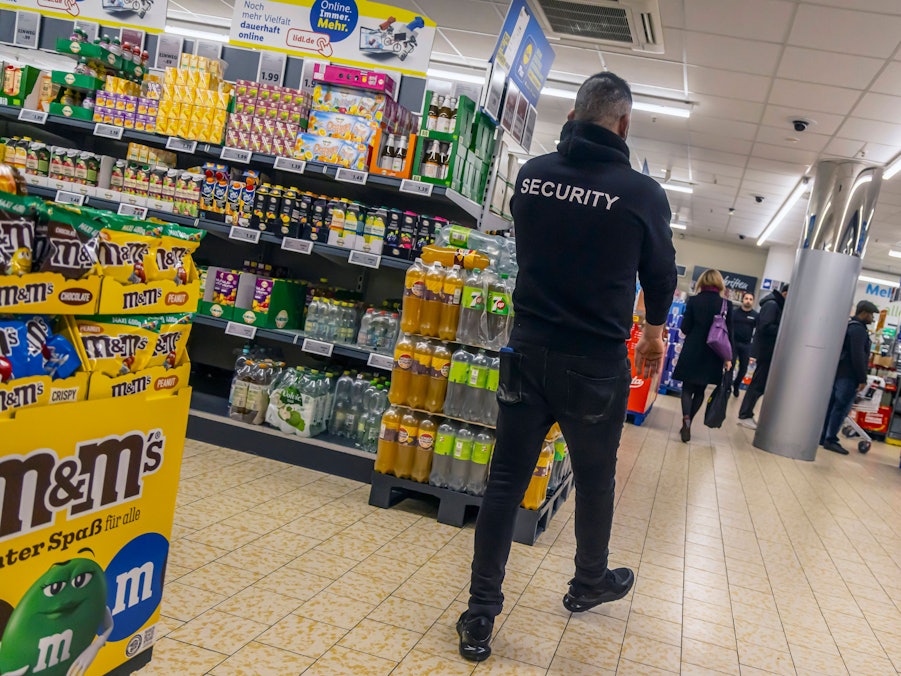 Sicherheitspersonal und Kunden in einem Supermarkt
