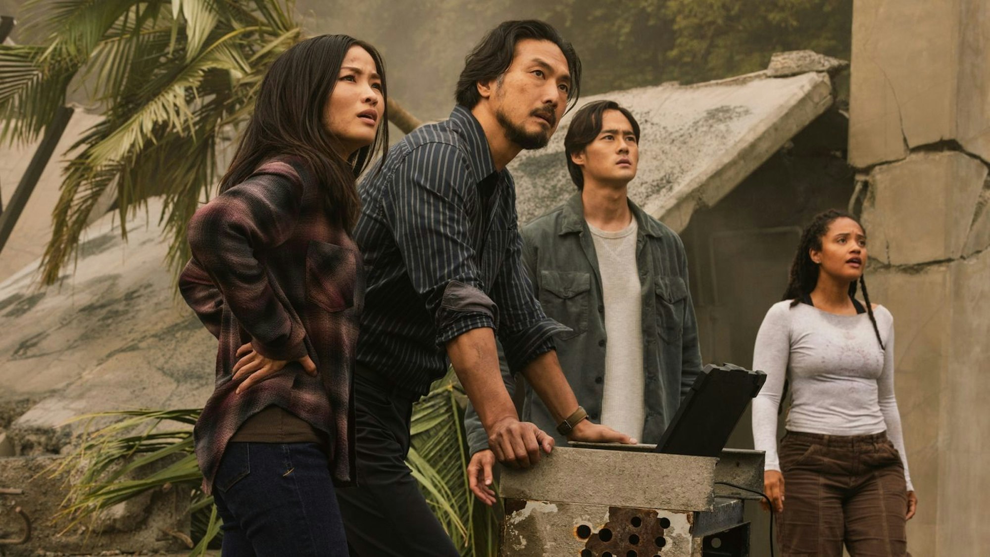 Zurück auf Skull Island wollen Cate (Anna Sawai, links), Hiroshi (Takehiro Hira, zweiter von links), Kentaro (Ren Watabe) und May (Kiersey Clemons) das Tor zur Zwischenwelt erneut öffnen. (Bild: Apple TV / Vince Valitutti)