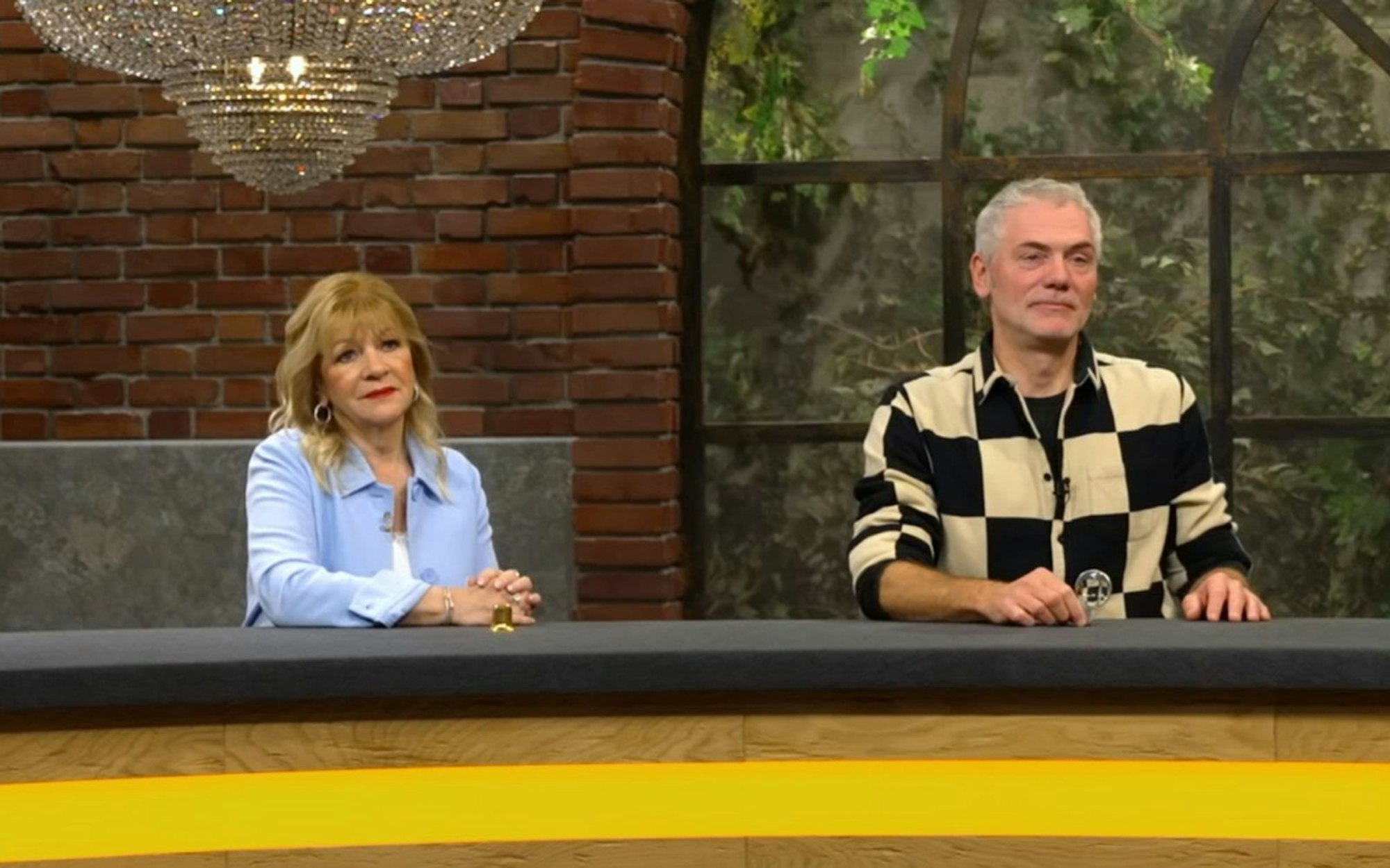 „Bares für Rares“-Händler in der „Midlifecrisis“: Eine Spielzeugrakete ließ Christian Vechtel nostalgisch werden. (Bild: ZDF)