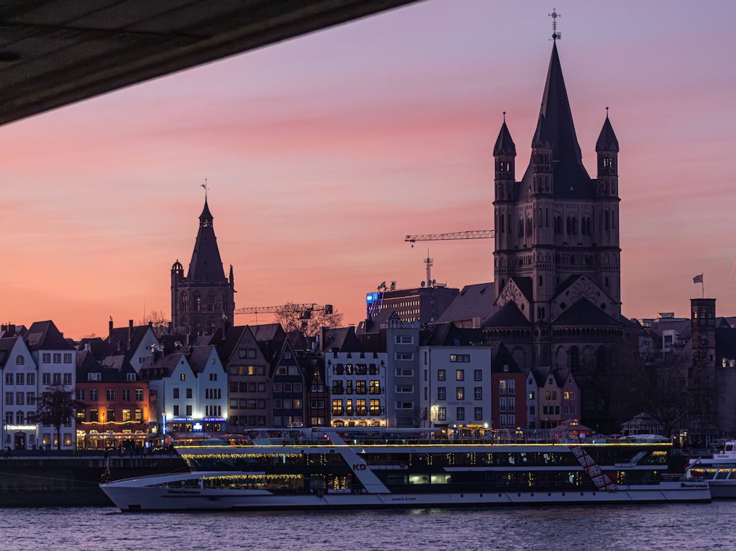 Sonnenuntergang an der Deutzer Brücke in Köln (Archivbild): In Kölns Rathaus steht ein gewaltiger Umbruch bevor.