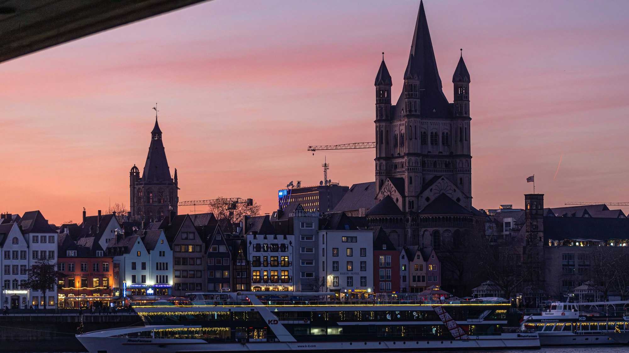 Sonnenuntergang an der Deutzer Brücke in Köln (Archivbild): In Kölns Rathaus steht ein gewaltiger Umbruch bevor.