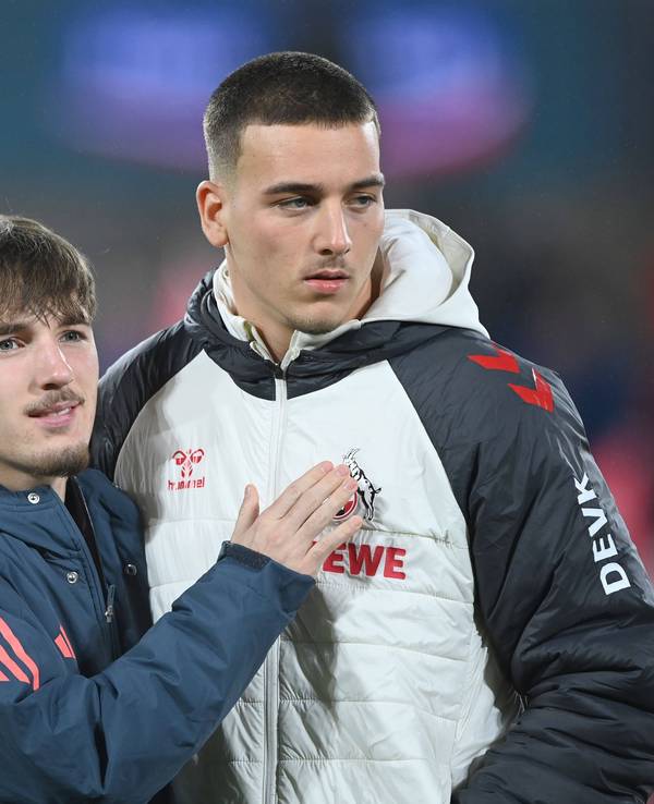 Lennart Karl (l.) und Said El Mala begrüßen sich vor dem Spiel.