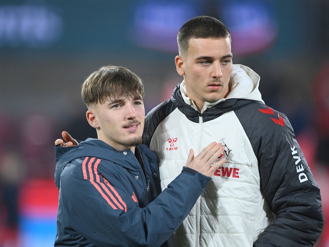 Lennart Karl (l.) und Said El Mala begrüßen sich vor dem Spiel.