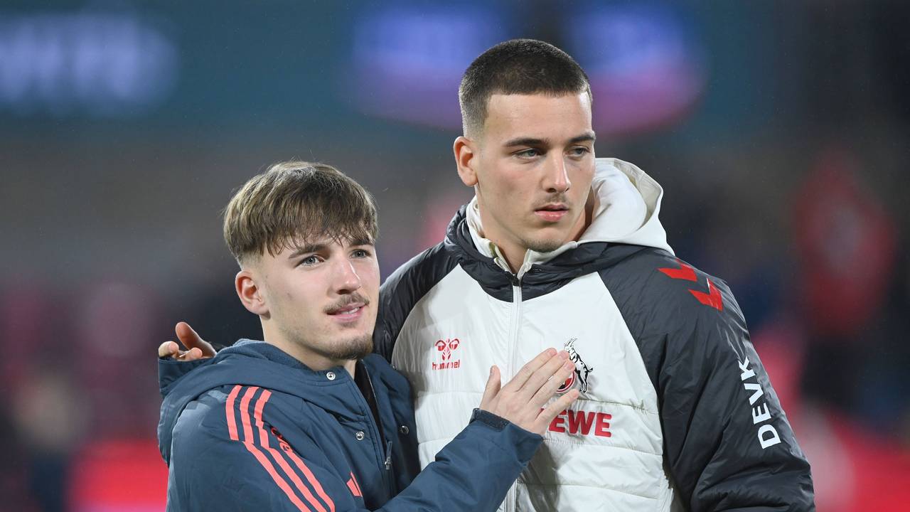 Lennart Karl (l.) und Said El Mala begrüßen sich vor dem Spiel.