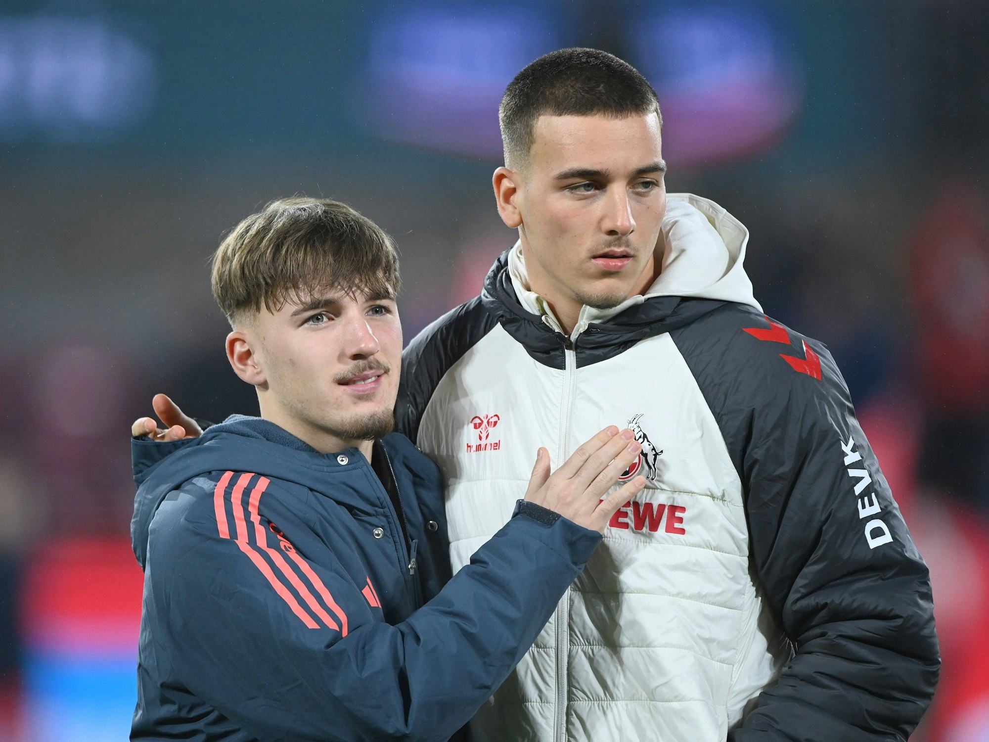 Lennart Karl (l.) und Said El Mala begrüßen sich vor dem Spiel.