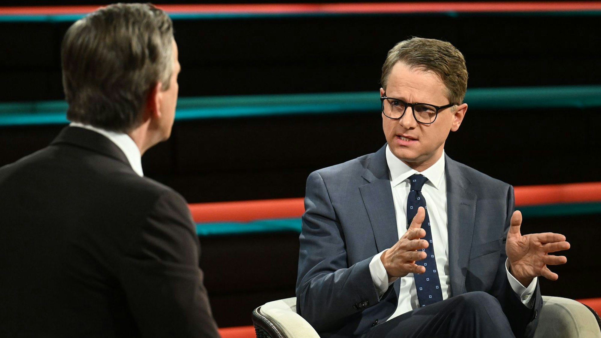CDU-Generalsekretär Carsten Linnemann redete sich bei „Markus Lanz“ um Kopf und Kragen, als es um mögliche Steuererhöhungen ging. (Bild: ZDF / Cornelia Lehmann)