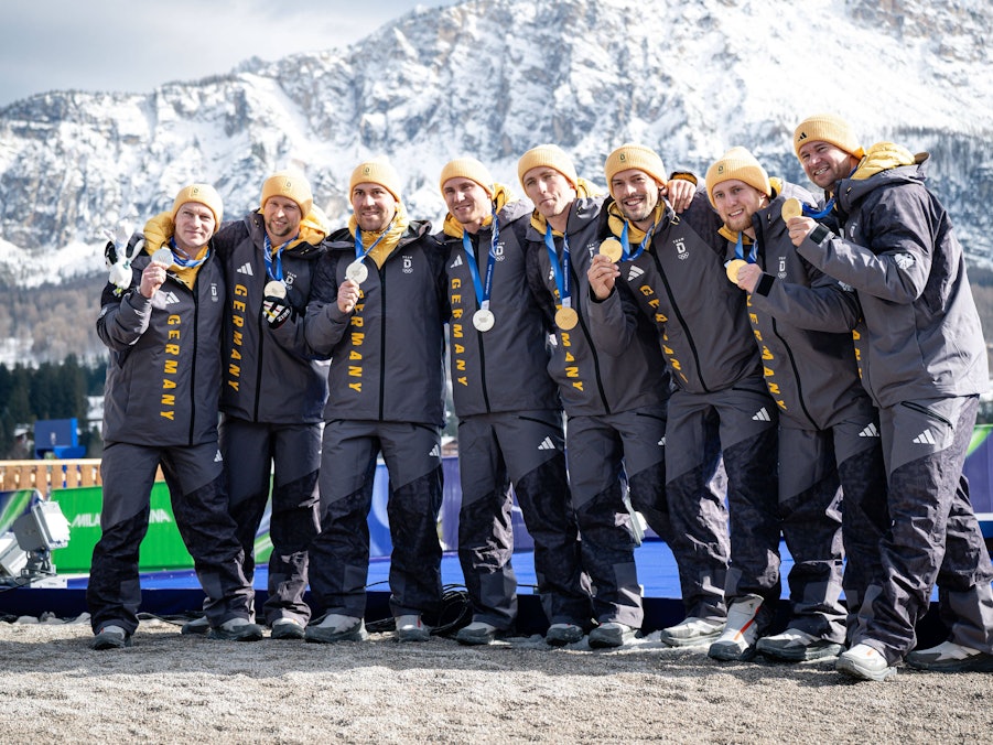Die Teams der beiden deutschen Viererbobs posieren mit ihren Medaillen.