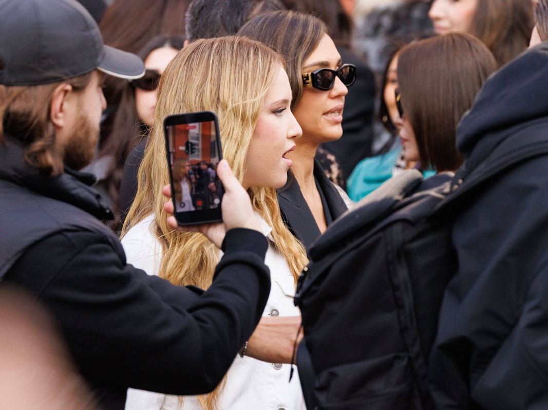 Jessica Alba (r) erschien mit Tochter Haven Warren zur Milan Fashion Week.