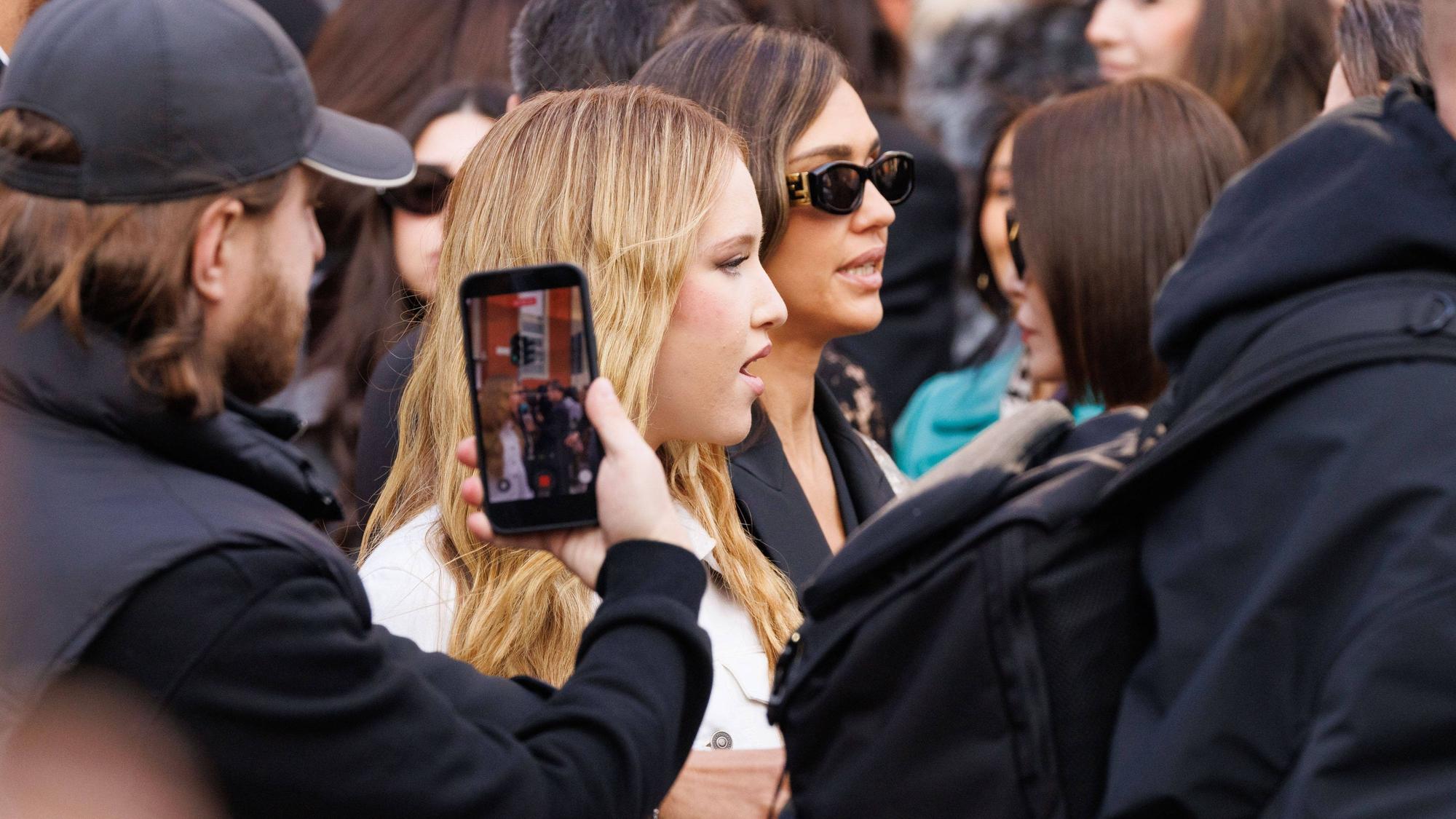 Jessica Alba (r) erschien mit Tochter Haven Warren zur Milan Fashion Week.