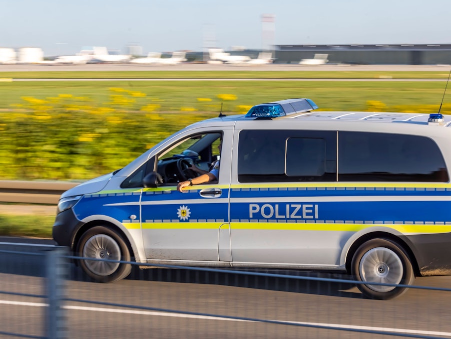 Polizeifahrzeug mit Fahrer am Flughafen
