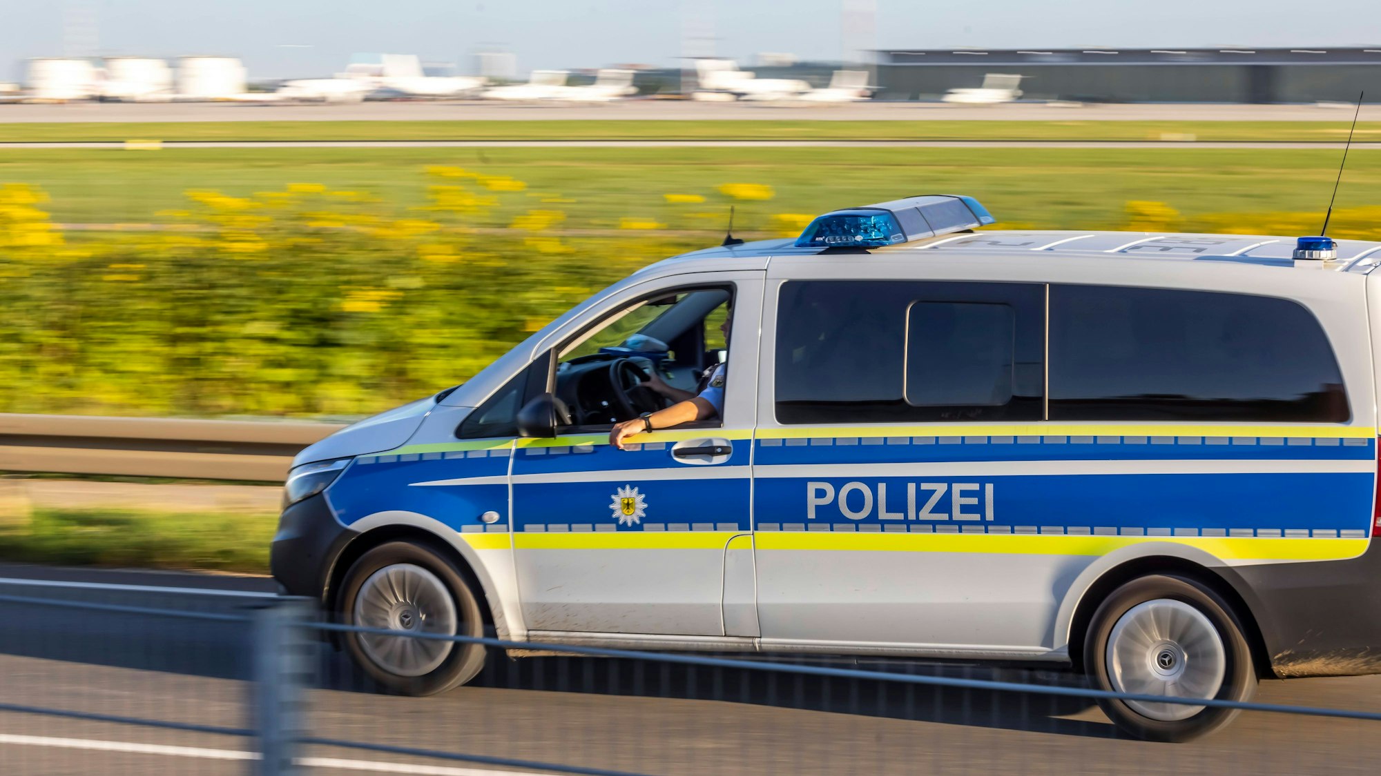 Polizeifahrzeug mit Fahrer am Flughafen