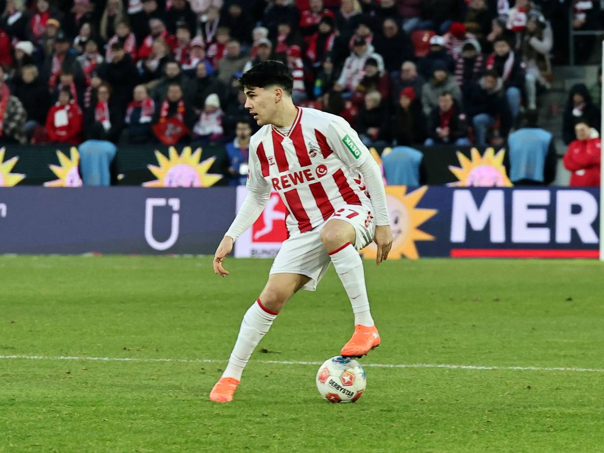 Felipe Chávez vom 1. FC Köln kontrolliert den Ball.
