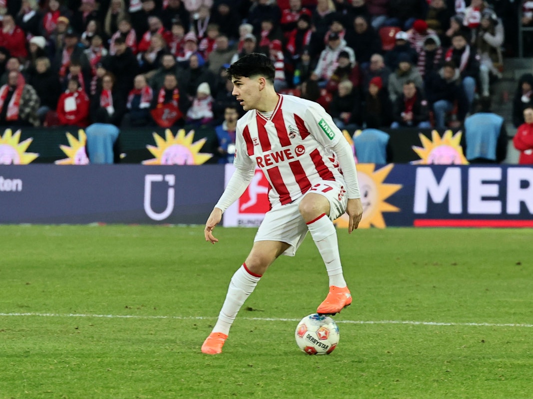 Felipe Chávez vom 1. FC Köln kontrolliert den Ball.