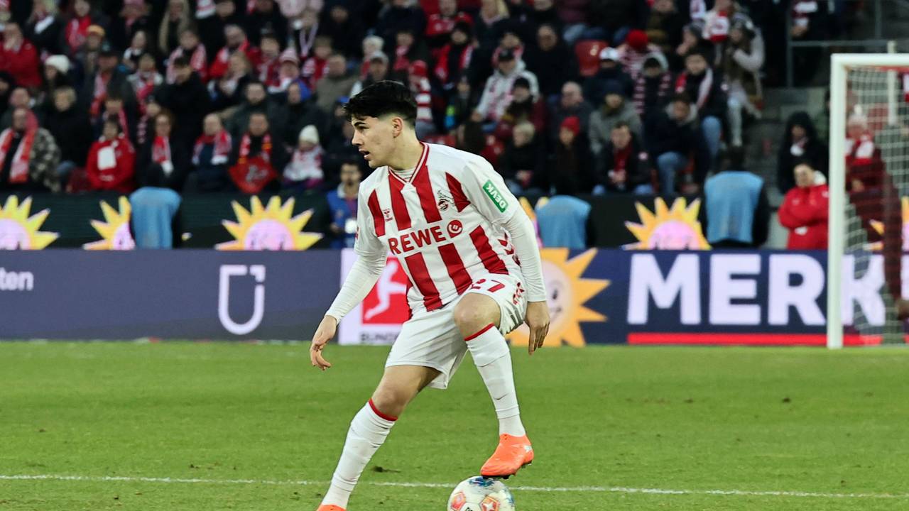 Felipe Chávez vom 1. FC Köln kontrolliert den Ball.