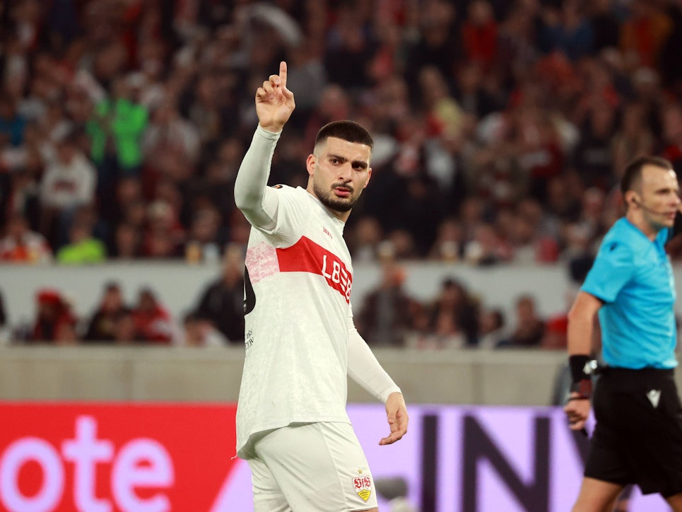 Deniz Undav zeigt mit dem Finger nach oben.