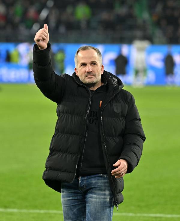 Volkswagen Arena: Trainer Manuel Baum (FC Augsburg) hebt den Daumen nach dem Sieg in Wolfsburg.
