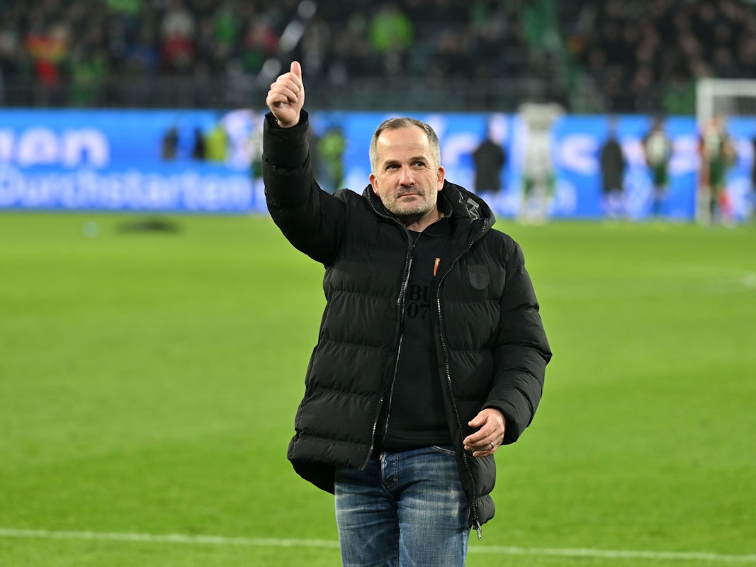 Volkswagen Arena: Trainer Manuel Baum (FC Augsburg) hebt den Daumen nach dem Sieg in Wolfsburg.