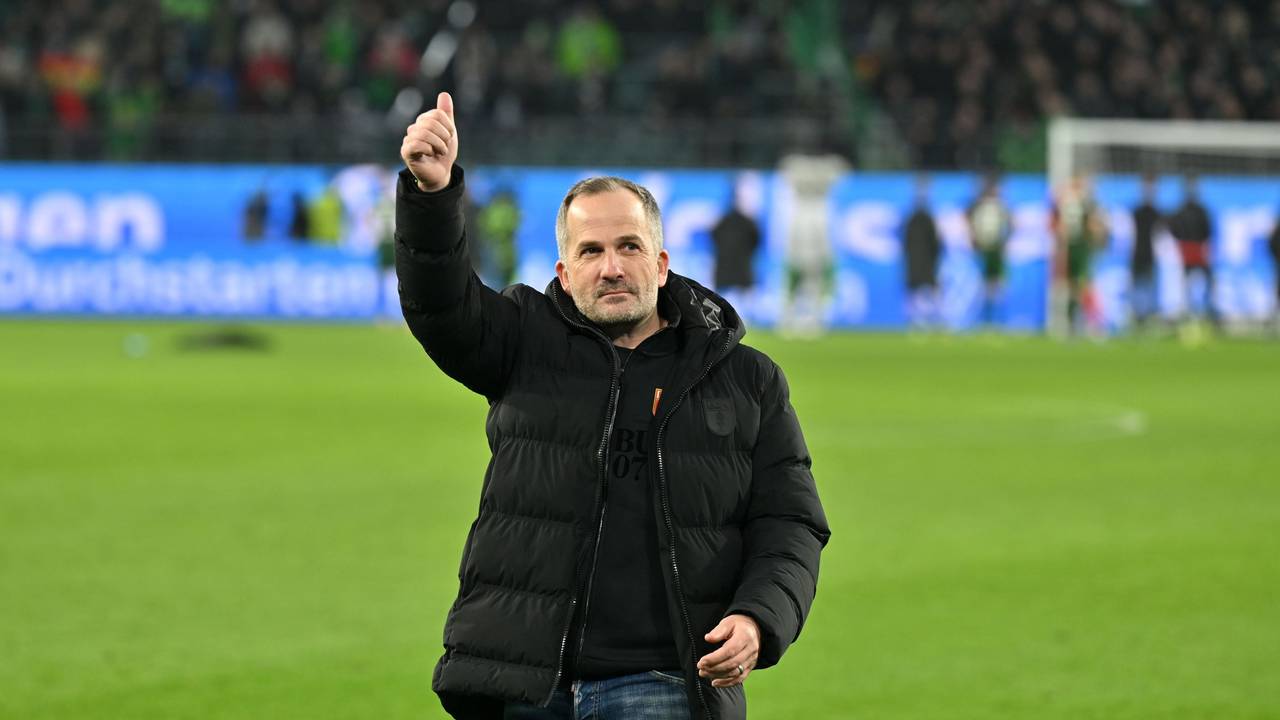 Volkswagen Arena: Trainer Manuel Baum (FC Augsburg) hebt den Daumen nach dem Sieg in Wolfsburg.