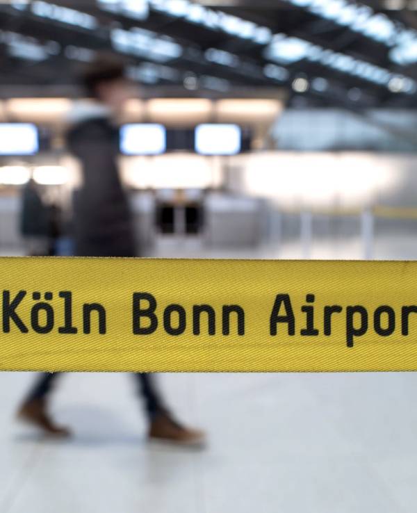 Auf einer Banderole steht Köln Bonn Airport.