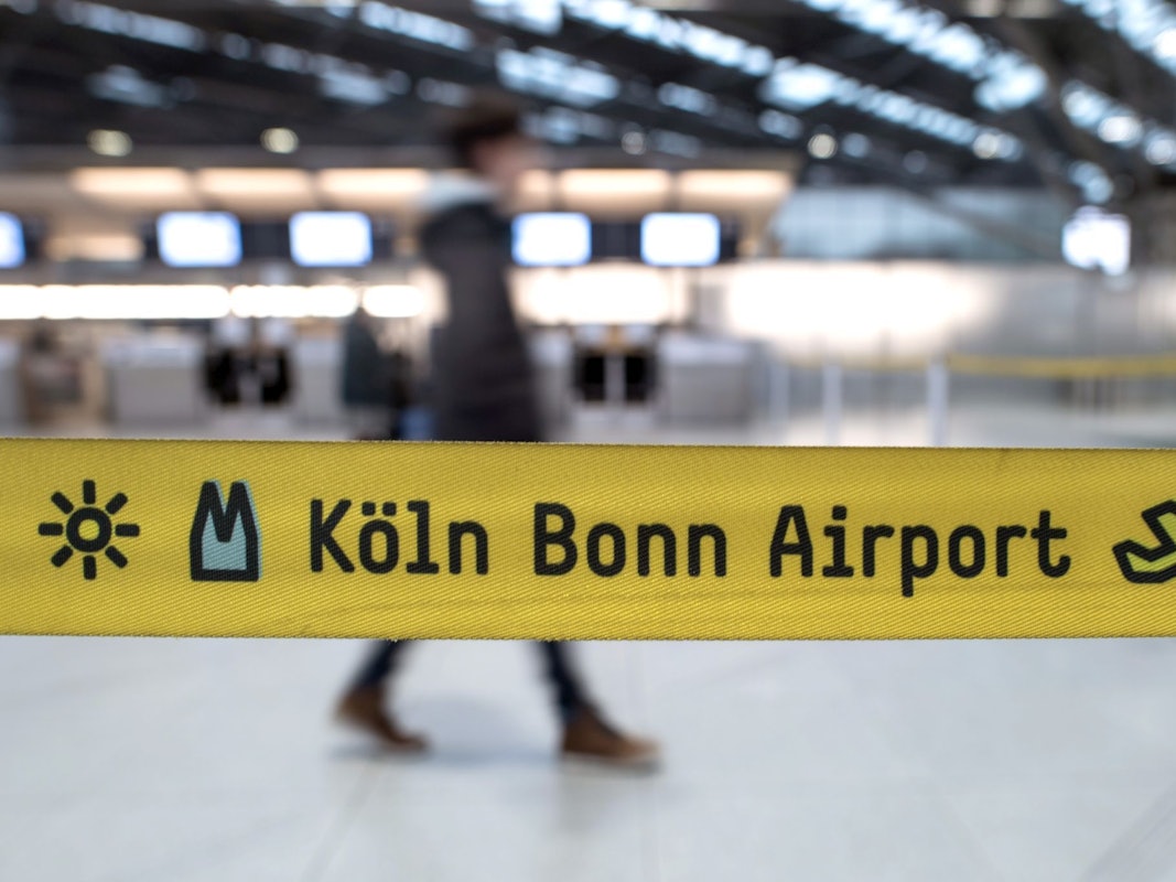 Auf einer Banderole steht Köln Bonn Airport.