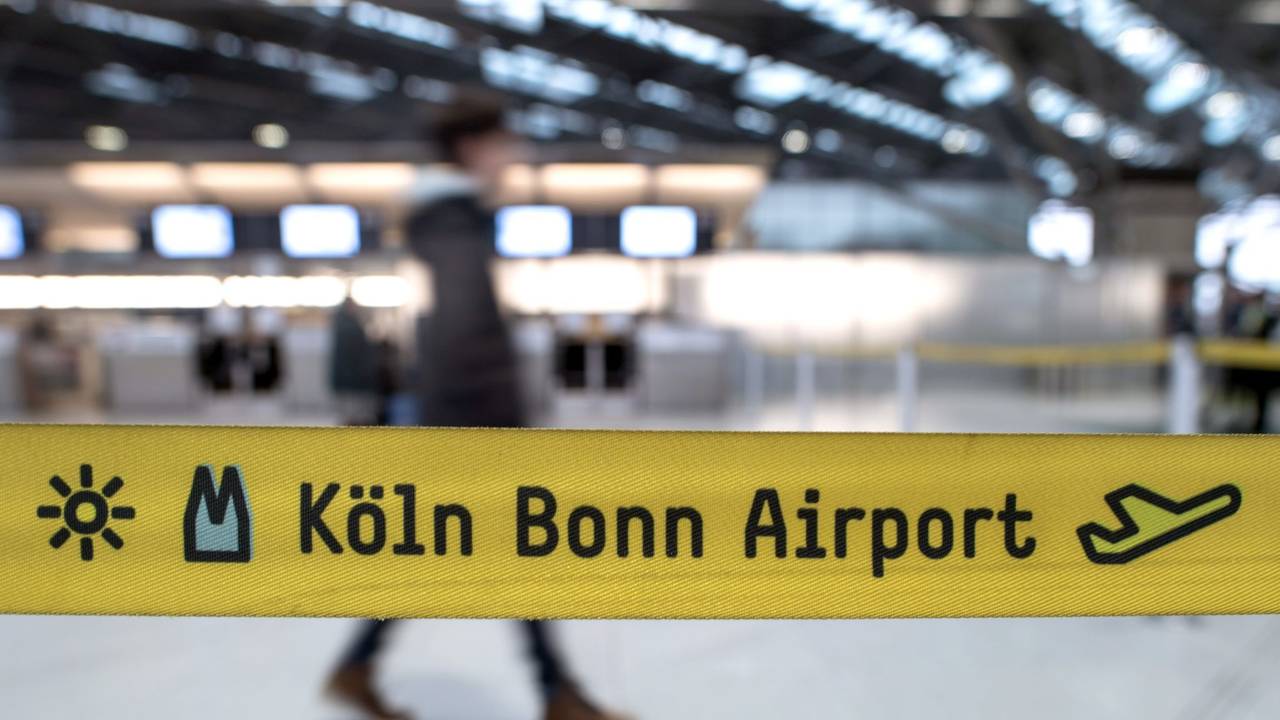 Auf einer Banderole steht Köln Bonn Airport.