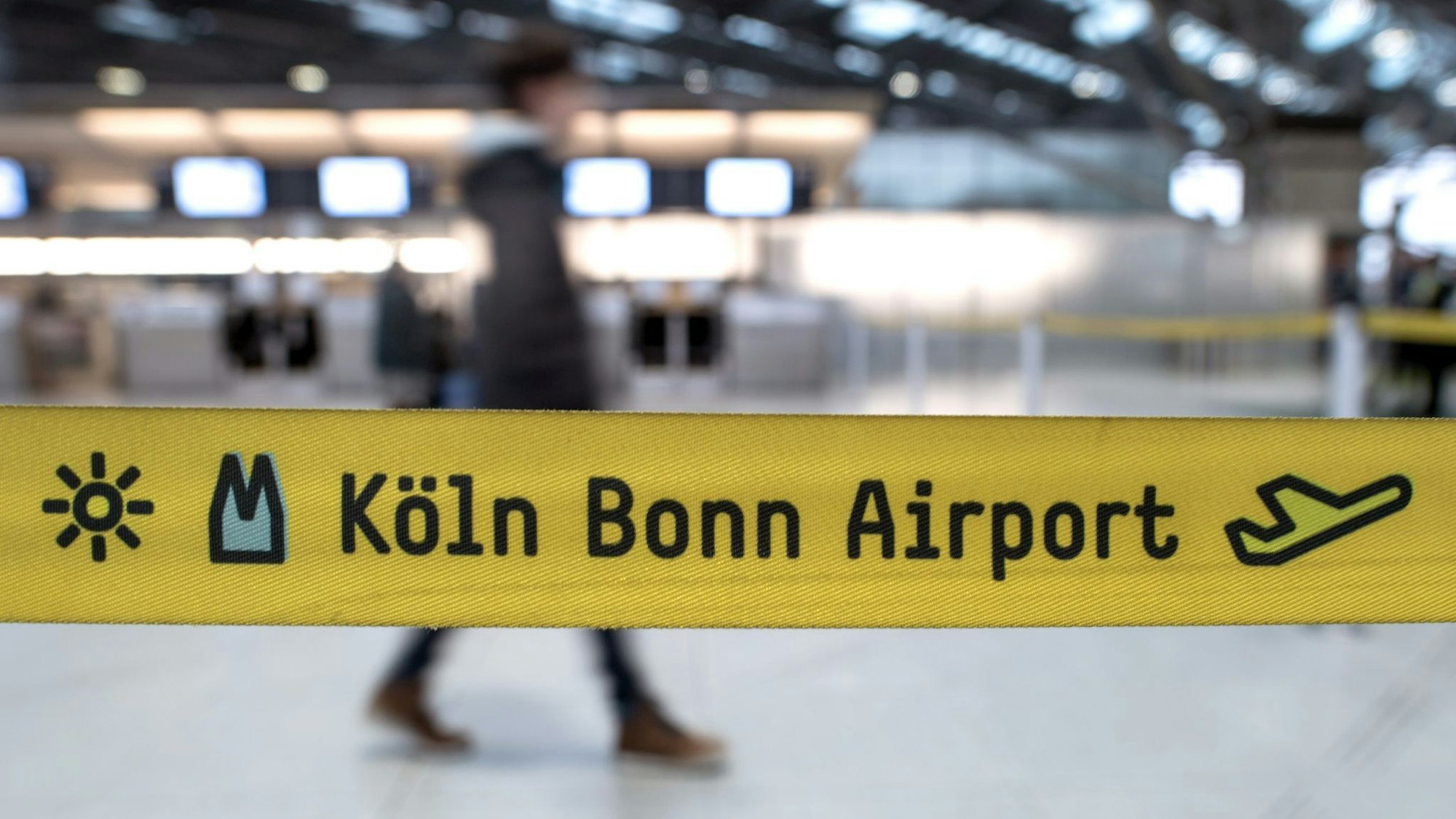 Auf einer Banderole steht Köln Bonn Airport.