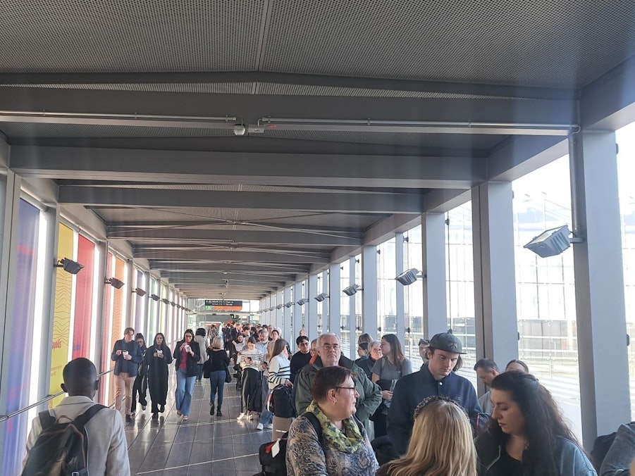 Lange Warteschlangen an Terminal 1
