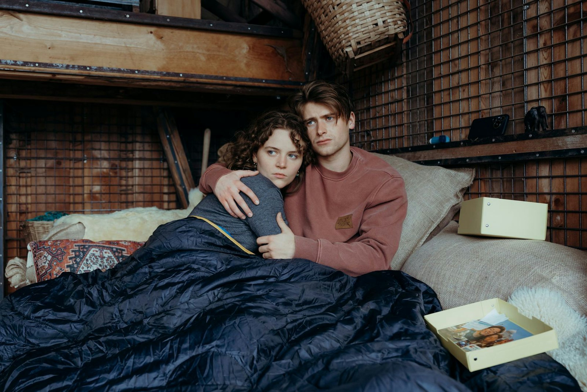 In Leonie Fuchs (Alice Prosser) findet Tim (Paul Sundheim) eine Freundin. Aber ihre Nähe bringt Tim in Gefahr - dabei ist sie selbst ebenfalls krank. (Bild: ZDF/Sabine Finger Fotografie)