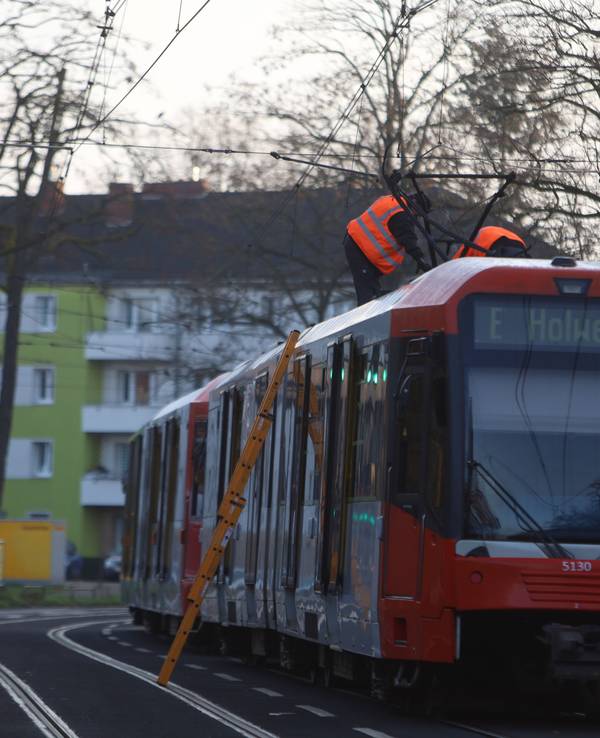 Ein Lkw hat zwischen Karlsruher und Waldecker Straße gewendet – und dabei eine Oberleitung abgerissen. Auch eine KVB-Bahn war von dem Unfall betroffen.