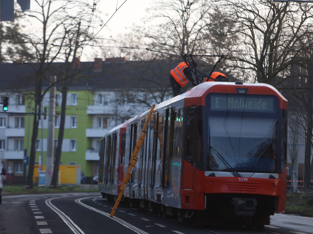 Ein Lkw hat zwischen Karlsruher und Waldecker Straße gewendet – und dabei eine Oberleitung abgerissen. Auch eine KVB-Bahn war von dem Unfall betroffen.