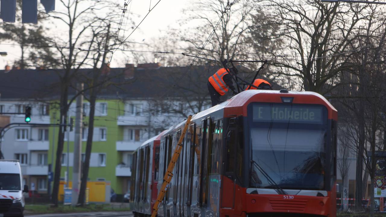 Ein Lkw hat zwischen Karlsruher und Waldecker Straße gewendet – und dabei eine Oberleitung abgerissen. Auch eine KVB-Bahn war von dem Unfall betroffen.