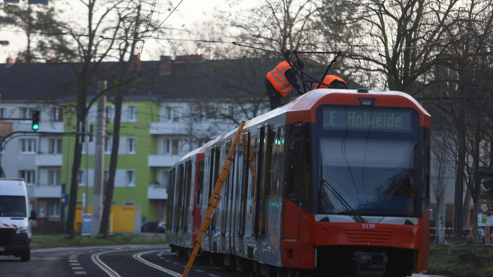 Ein Lkw hat zwischen Karlsruher und Waldecker Straße gewendet – und dabei eine Oberleitung abgerissen. Auch eine KVB-Bahn war von dem Unfall betroffen.