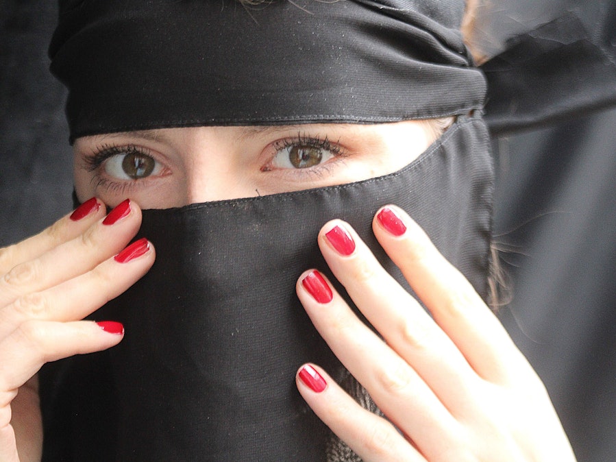 Frau mit schwarzem Gesichtsschleier und Händen