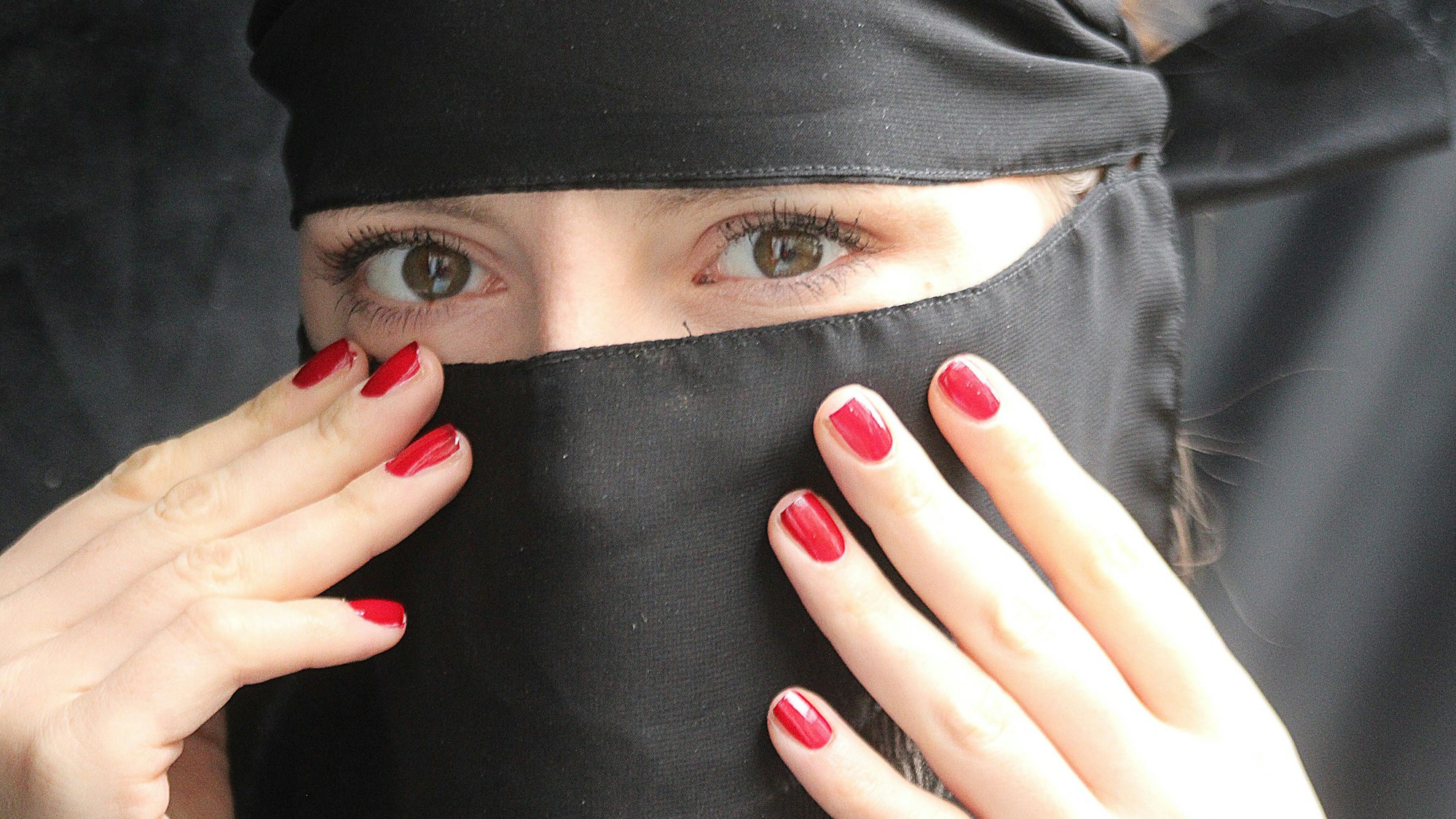 Frau mit schwarzem Gesichtsschleier und Händen