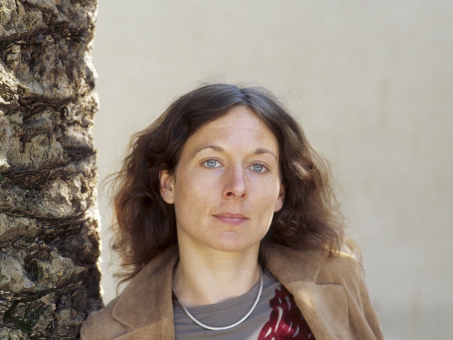 Juli Zeh und Baumstamm