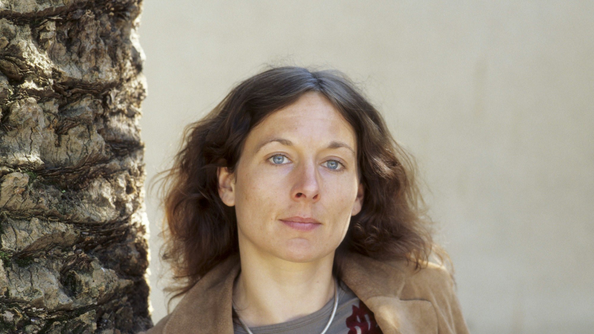 Juli Zeh und Baumstamm