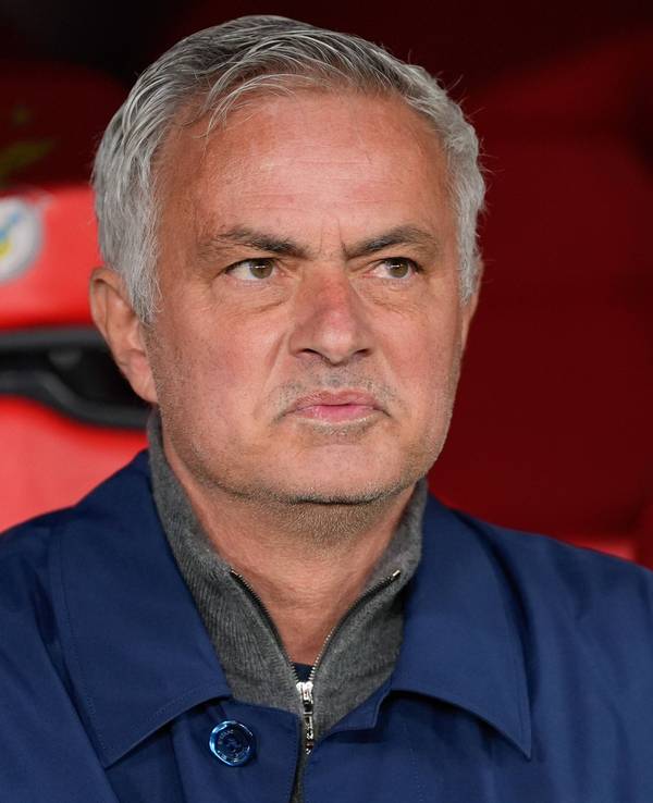 José Mourinho, Trainer von Benfica Lissabon, sitzt auf der Trainerbank.