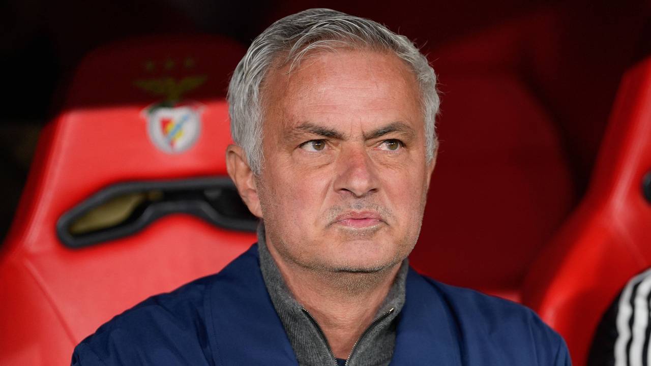 José Mourinho, Trainer von Benfica Lissabon, sitzt auf der Trainerbank.