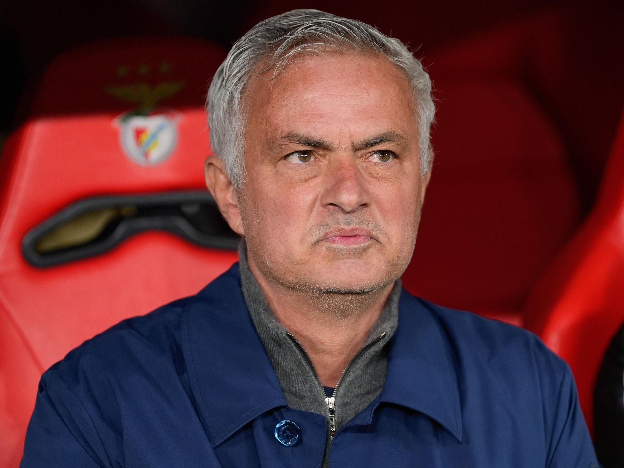 José Mourinho, Trainer von Benfica Lissabon, sitzt auf der Trainerbank.