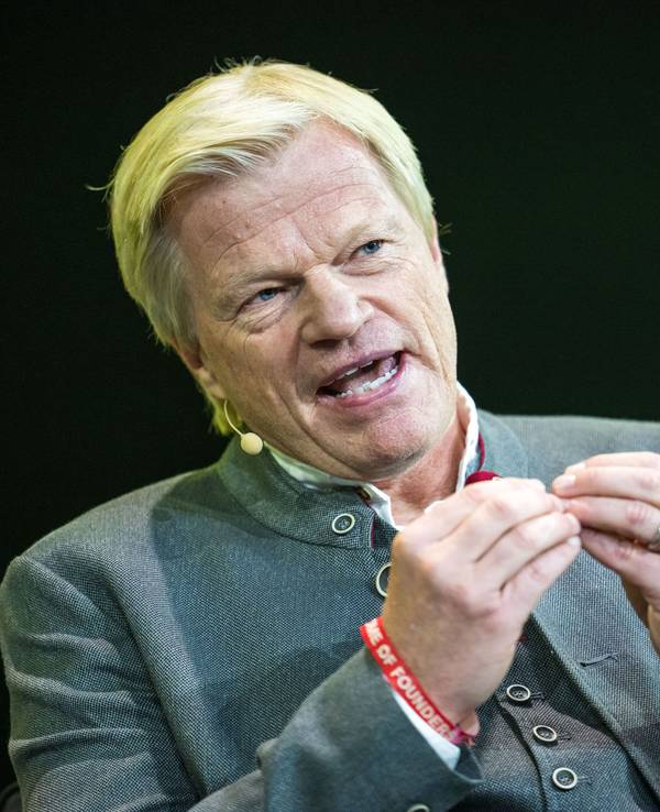 Oliver Kahn spricht auf einer Bühne.