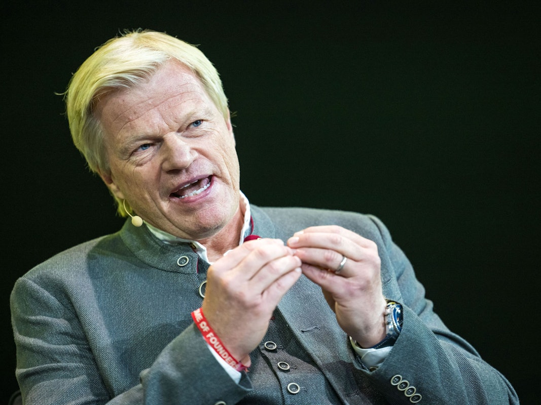 Oliver Kahn spricht auf einer Bühne.