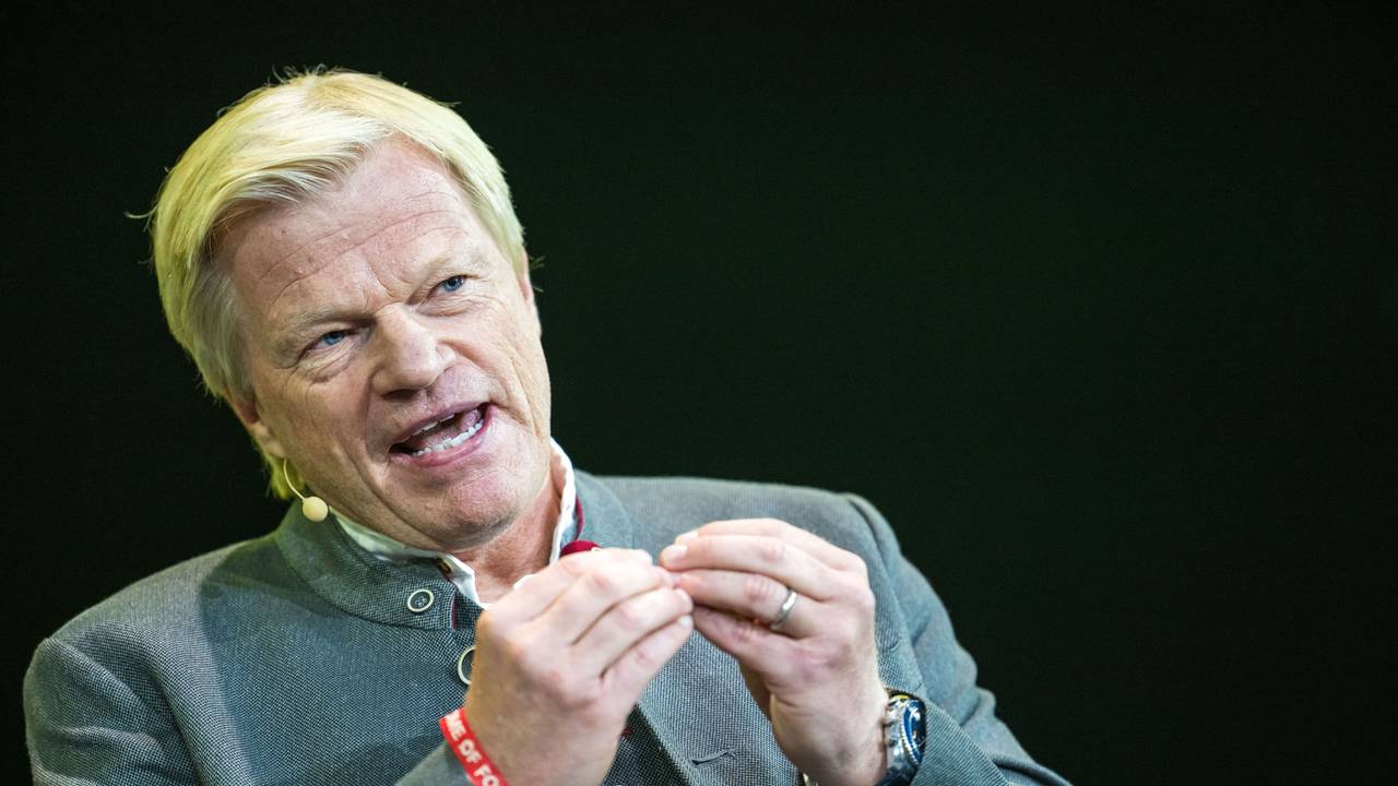 Oliver Kahn spricht auf einer Bühne.