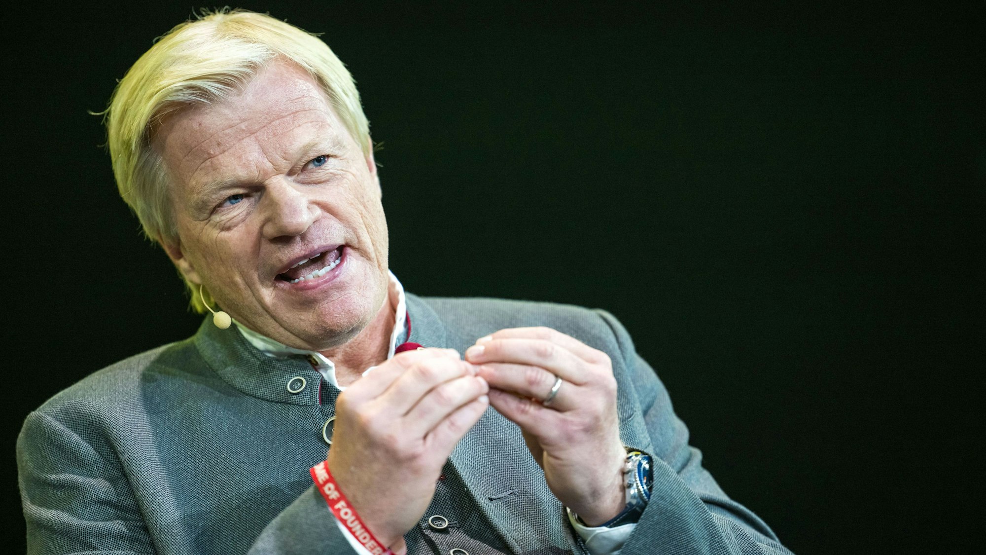 Oliver Kahn spricht auf einer Bühne.