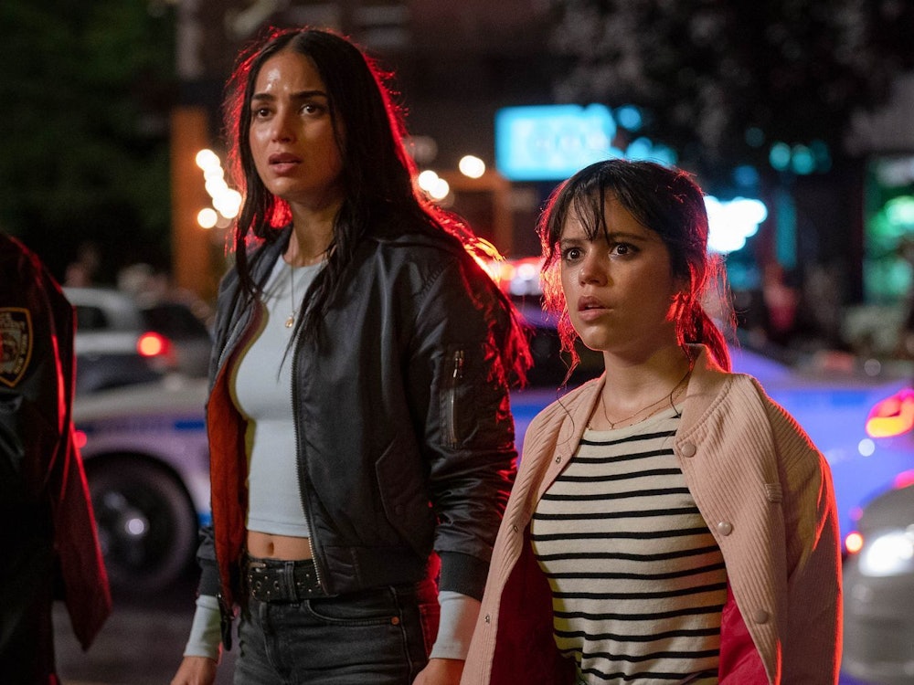 Melissa Barrera (links) und Jenna Ortega, hier in einer Szene von „Scream VI“, sollten auch im siebten Teil die Hauptrollen spielen. Doch das scheiterte an einem Skandal, den Barrera ausgelöst hatte. (Bild: Paramount Pictures)