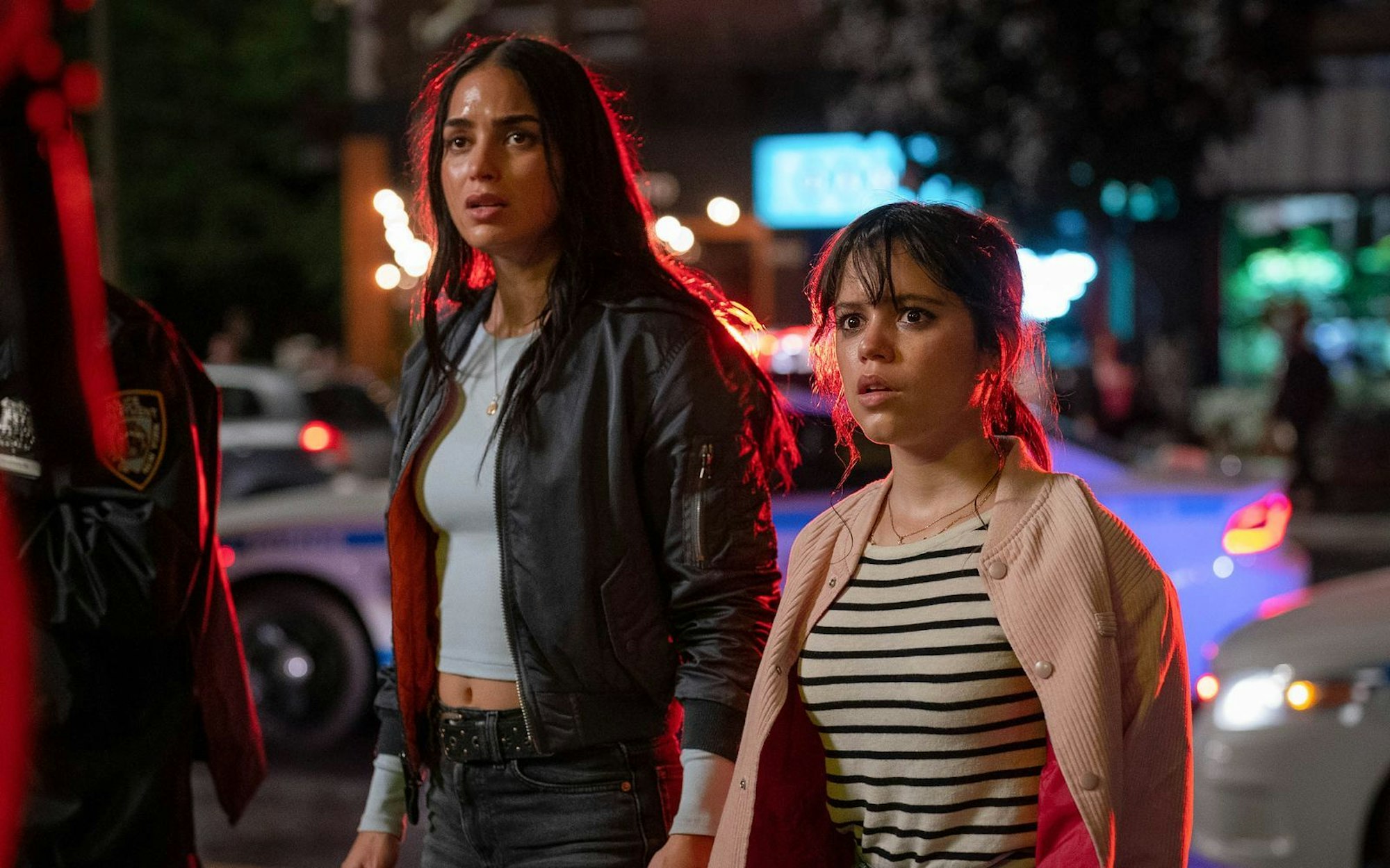 Melissa Barrera (links) und Jenna Ortega, hier in einer Szene von „Scream VI“, sollten auch im siebten Teil die Hauptrollen spielen. Doch das scheiterte an einem Skandal, den Barrera ausgelöst hatte. (Bild: Paramount Pictures)