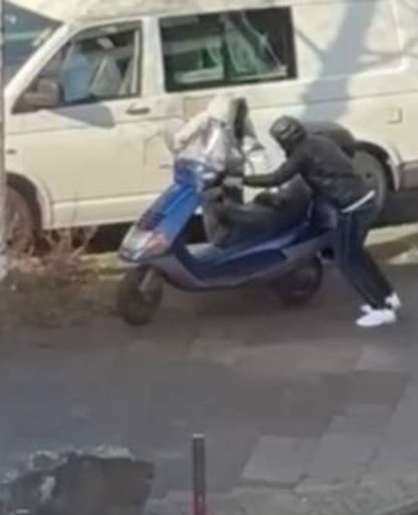 Hier schieben die Diebe den Roller weg.