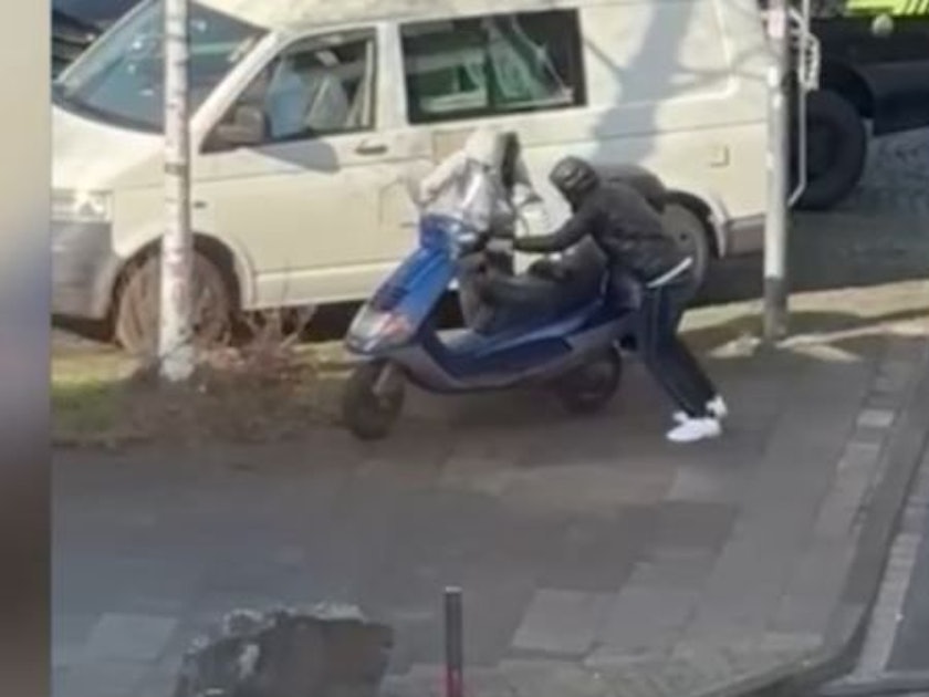 Hier schieben die Diebe den Roller weg.