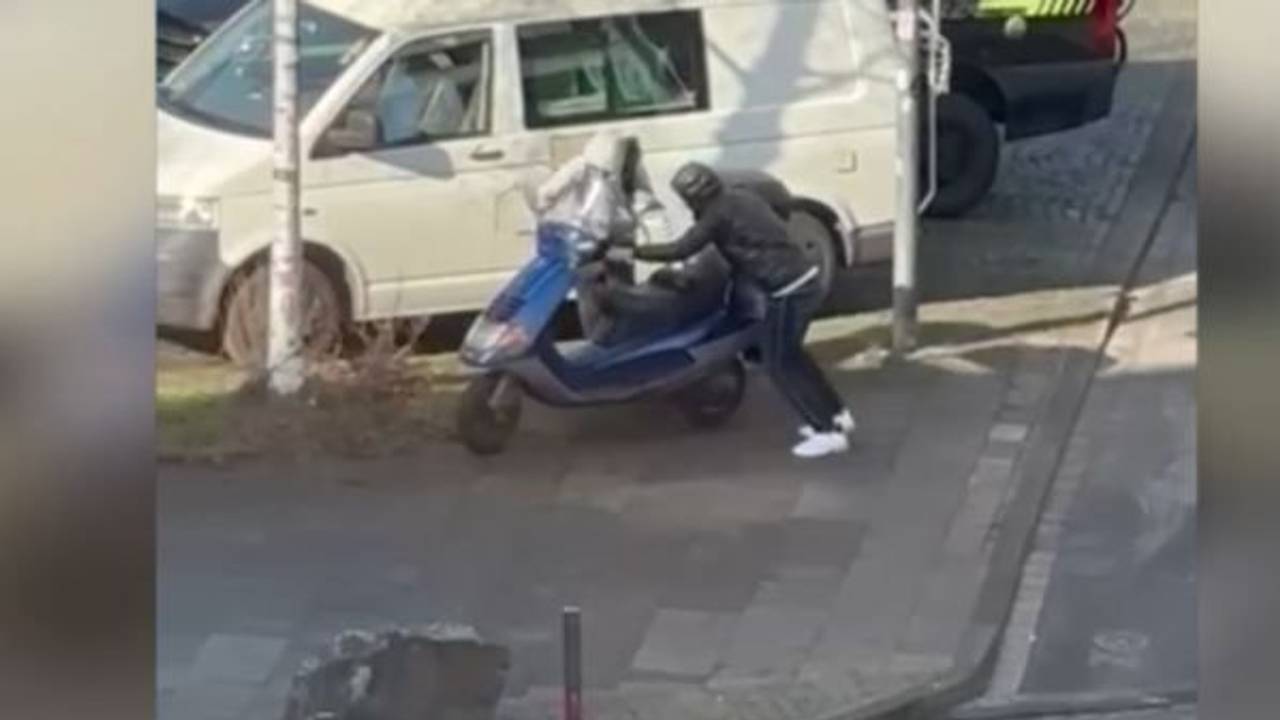 Hier schieben die Diebe den Roller weg.