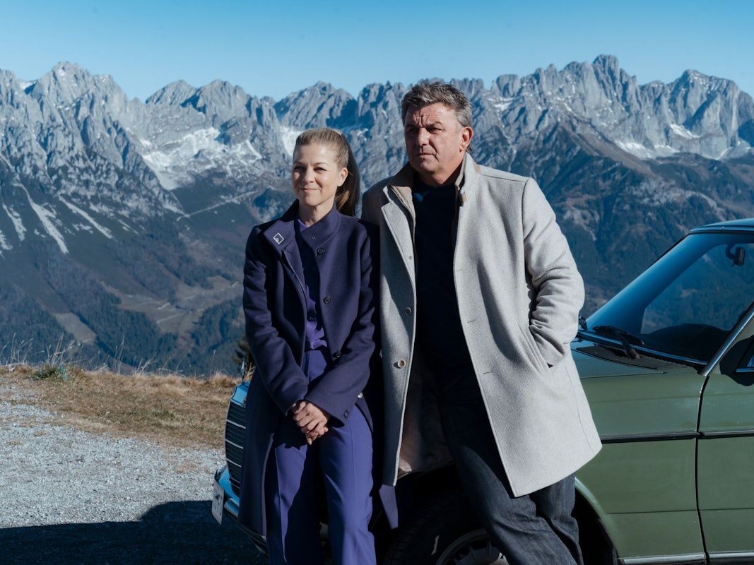 Strahlend blauer Himmel, aber trotzdem dunkle Wolken über Dr. Martin Gruber (Hans Sigl) und seiner Frau Karin (Hilde Dalik): Misstrauen und Geheimnisse machen sich im „Bergdoktor“ in Ellmau breit. (Bild: ZDF/Sabine Finger Fotografie)